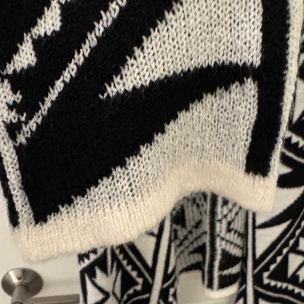 Chic Black and White Women's Cardigan - Picture 3 of 10